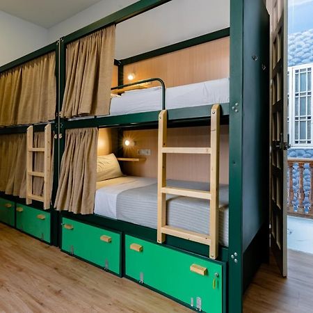 The Urban Jungle Hostel マラガ エクステリア 写真